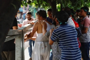 ধানমন্ডি-৩২ এ ‘জয় বাংলা’ স্লোগান, শিঙাড়া বিতরণের অভিযোগে মারধর