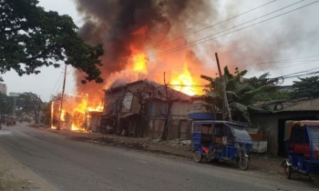 নারায়ণগঞ্জে ঝুটের গোডাউন ও ইজিবাইক গ্যারেজে ভয়াবহ আগুন