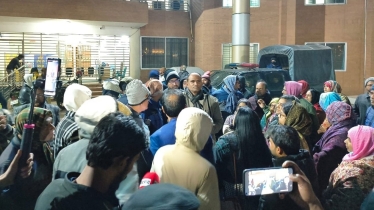ঘুষ অভিযোগে আটক শিক্ষা কর্মকর্তার মুক্তির দাবিতে দুদক অফিস ঘেরাও