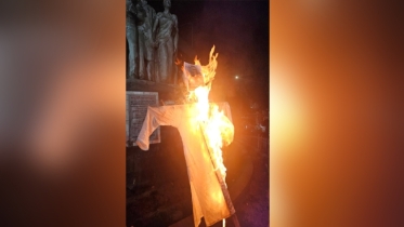 ডাকসুকে‘মাদকের আড্ডাওবেশ্যাখানা’বলায় জামায়াত নেতার কুশপুত্তলি দাহ